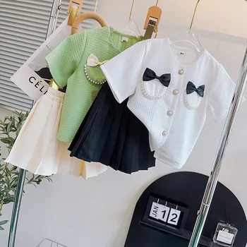Детский комплект Xiaoxiangfeng 2023, Летний Новый комплект для девочек, юбка С бисером и бантом, топ с коротким рукавом + Плиссированная юбка, Модный комплект из двух предметов